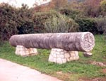 Stup iz davnog kamenoloma u Sobjavi